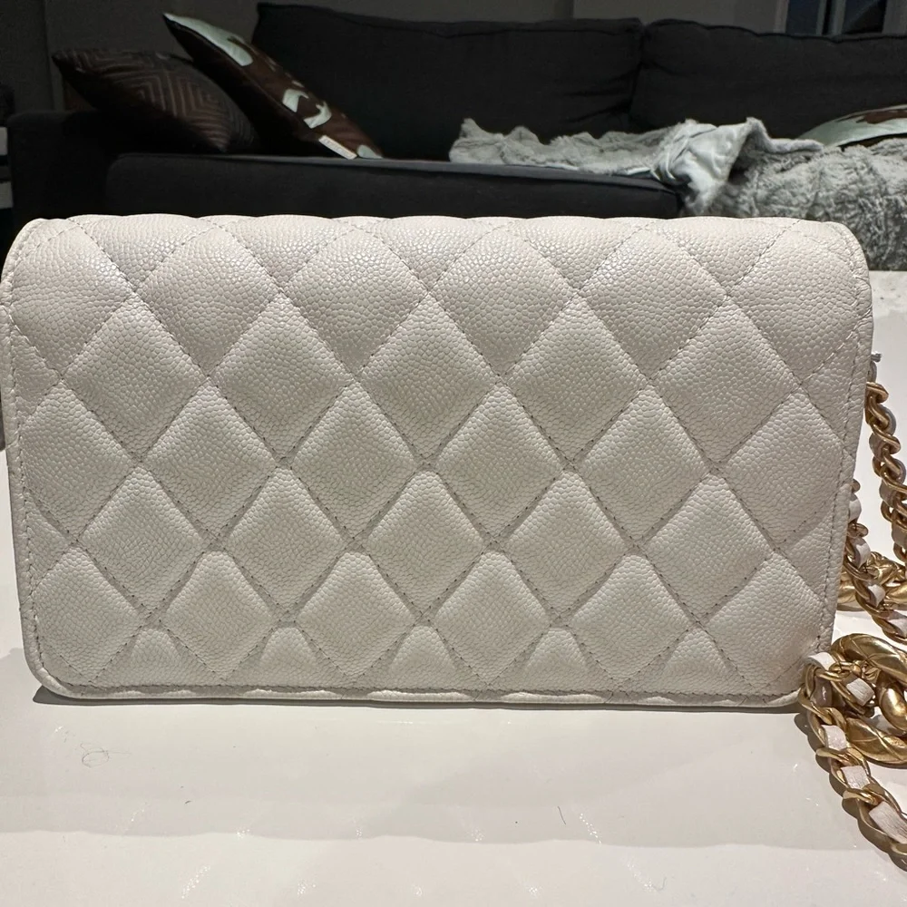 CHANEL White Quilted Clutch with Gold Chain - Picture 4 of 11